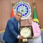 محافظ الدقهلية يُكرّم السيدة آمال 83 عامًا بعد حصولها على الدكتوراه نموذج مُلهِم للإصرار والعزيمة وصناعة الأمل