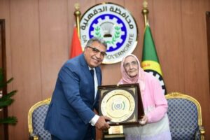 محافظ الدقهلية يُكرّم السيدة آمال 83 عامًا بعد حصولها على الدكتوراه نموذج مُلهِم للإصرار والعزيمة وصناعة الأمل