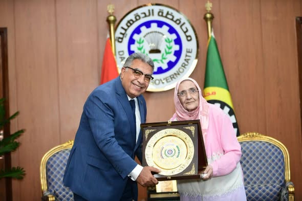 محافظ الدقهلية يُكرّم السيدة آمال 83 عامًا بعد حصولها على الدكتوراه نموذج مُلهِم للإصرار والعزيمة وصناعة الأمل