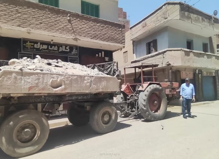 خلال جولته التفقدية بالمركز أبو حطب يقوم بضبط جرار زراعى يلقي نواتج هدم بالطرق العامة بأشمون