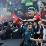 العلمين تفتح ذراعيها لـ«الفراعنة».. استقبال جماهيري يؤكد أن منتخب مصر انتصر في قلوب شعبه