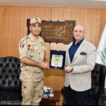 محافظ الفيوم يكرّم المستشار العسكري السابق ويمنحه درع المحافظة تقديرًا لجهوده