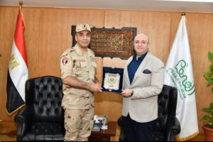 محافظ الفيوم يكرّم المستشار العسكري السابق ويمنحه درع المحافظة تقديرًا لجهوده