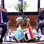وزير الطيران المدني يبحث مع سفير كازاخستان تعزيز الربط الجوي وتنشيط الحركة السياحية بين البلدين